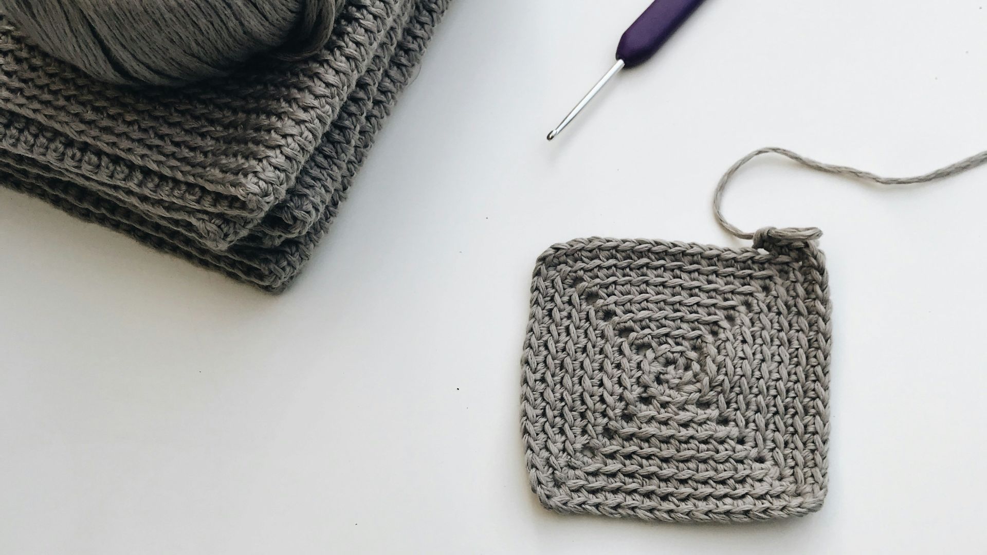 blue pen beside gray yarn