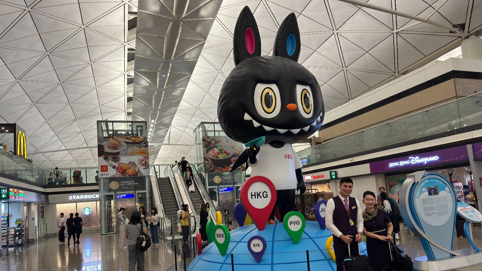 File:People take photo with Labubu in Hong Kong International Airport Terminal 1 Level 7 27-09-2025(14).jpg
