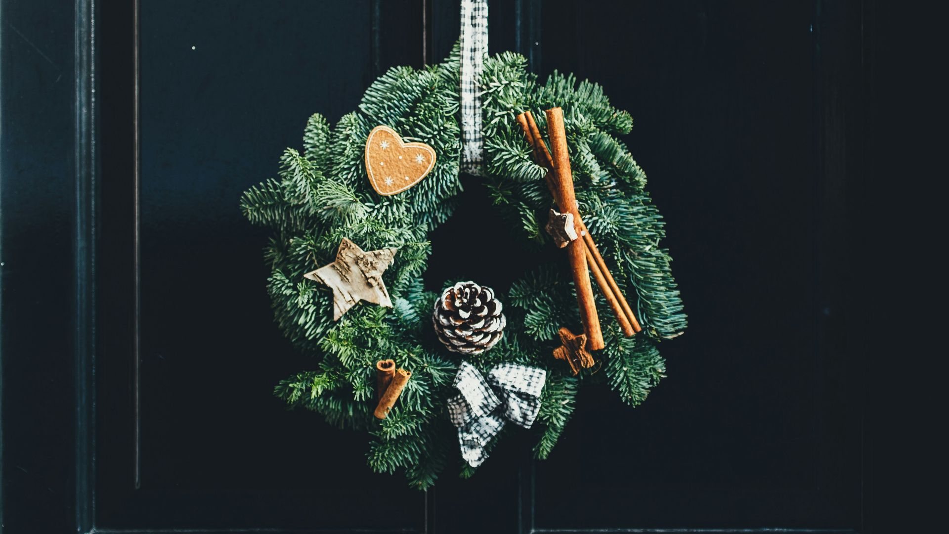 green wreath hang on door