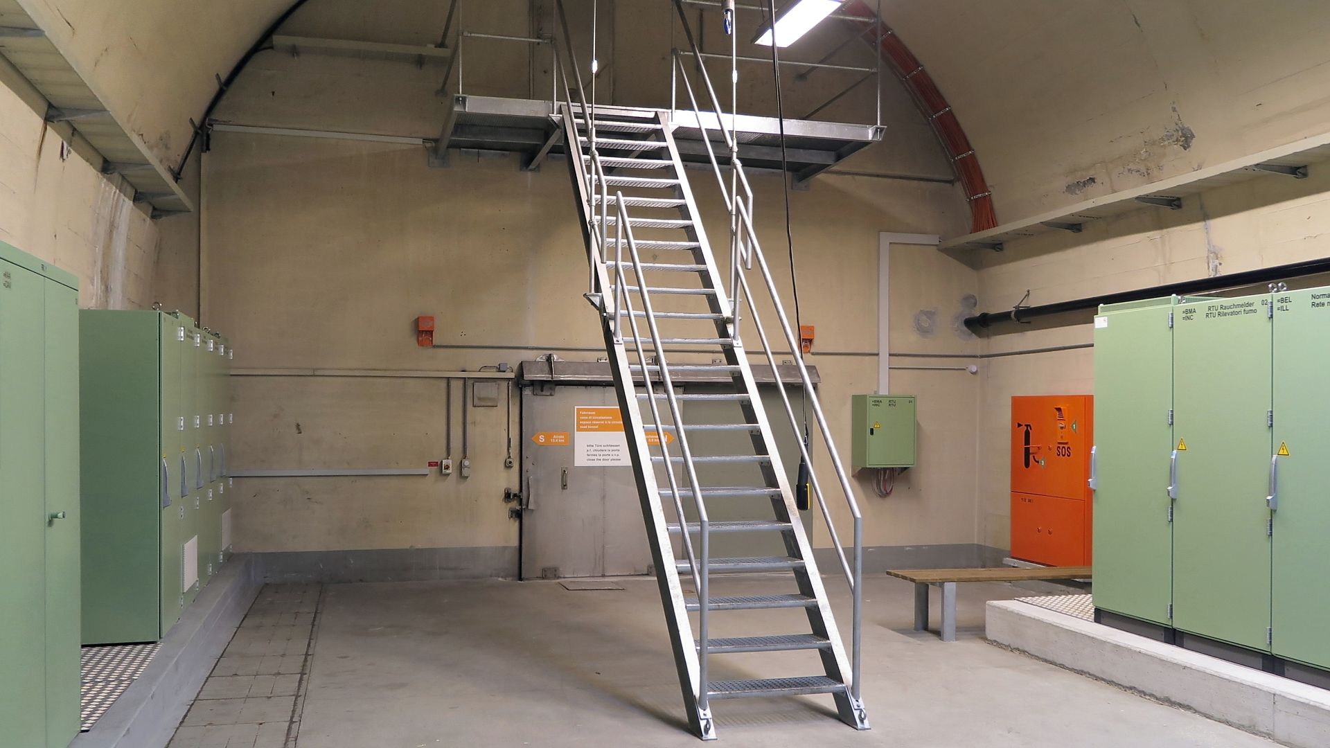 File:Gotthard Road Tunnel - Safe Room (15421099958).jpg