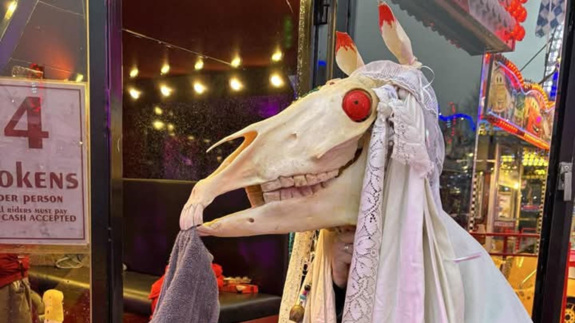 File:Mari Lwyd in Caerphilly.jpg