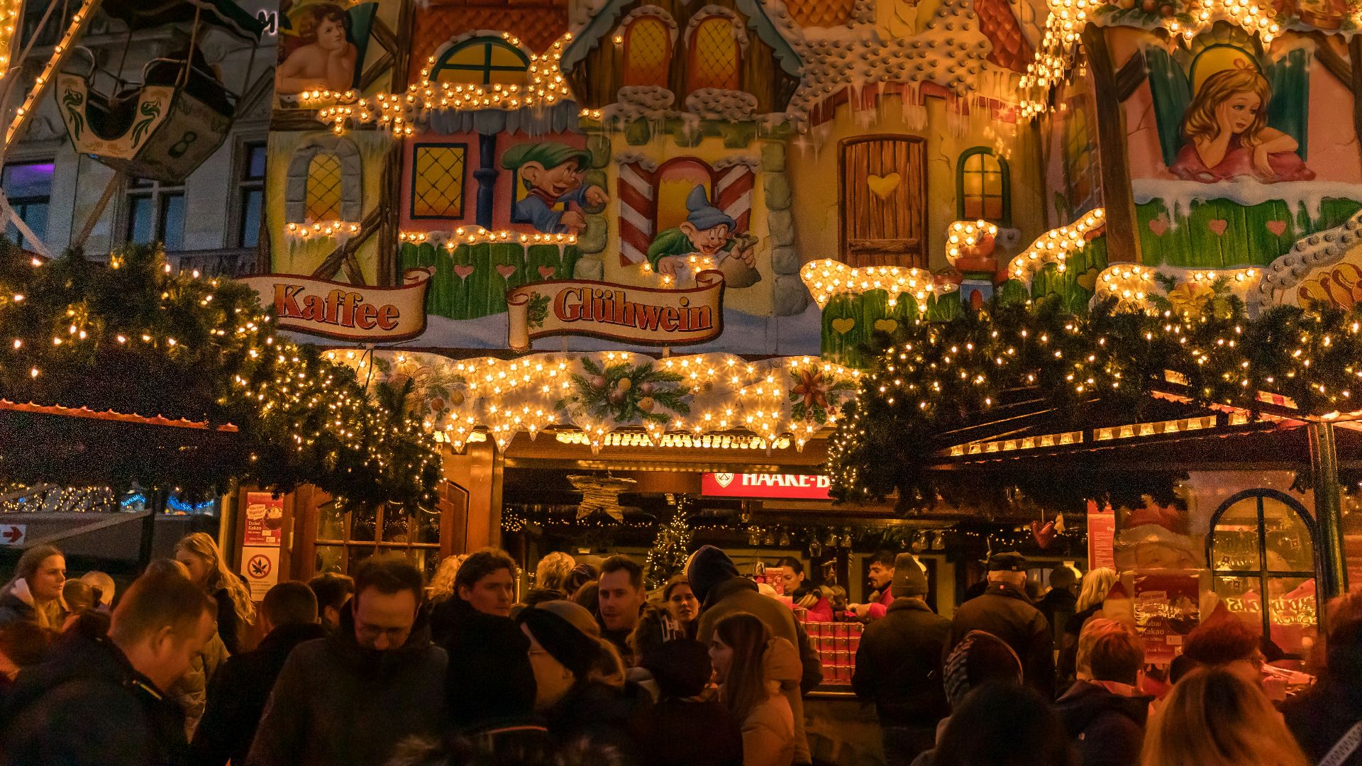 A crowd of people standing in front of a building