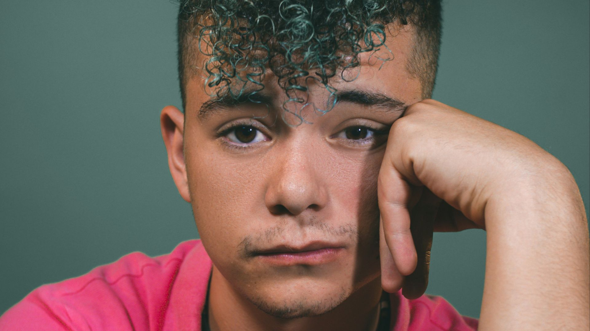 man in pink crew neck t-shirt