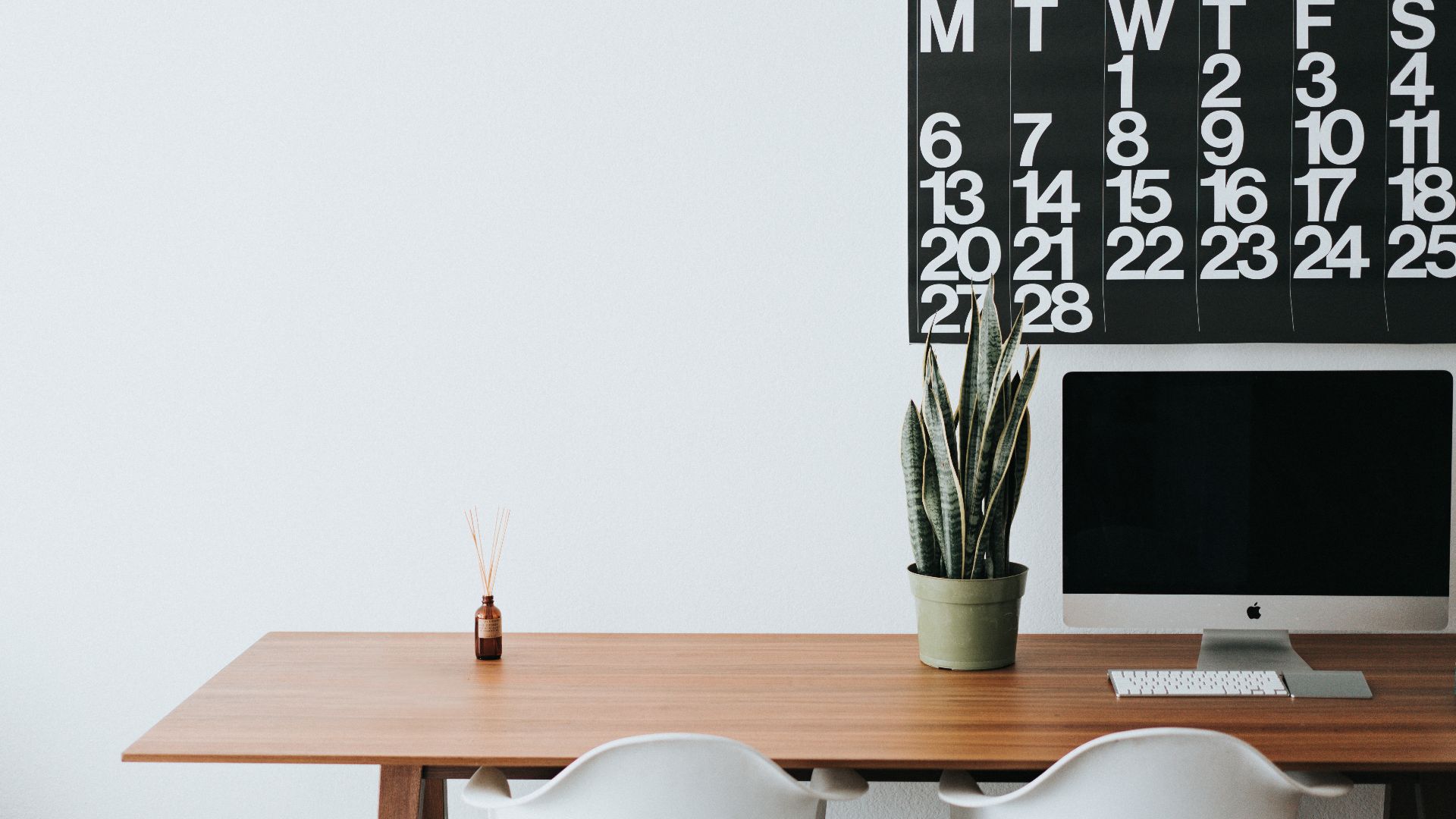 File:Clean minimalist office (Unsplash).jpg
