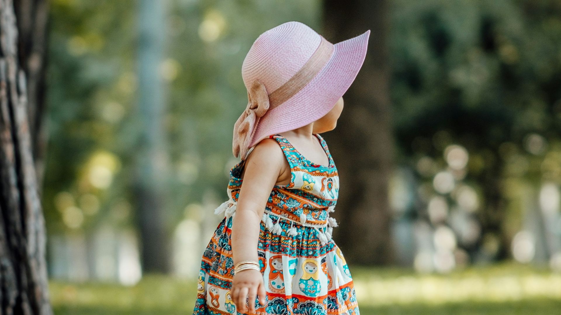 girl wearing pink hat