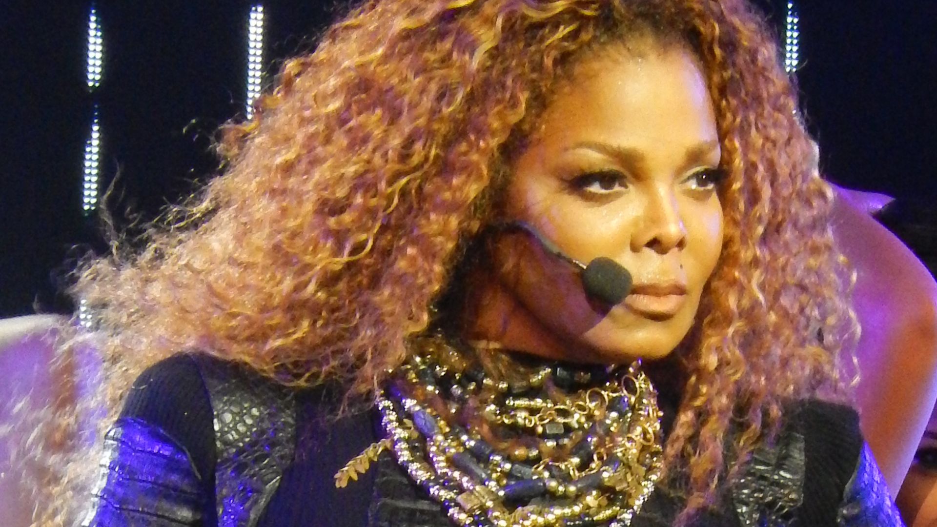 File:JanetJacksonUnbreakableTourSanFran2015.jpg