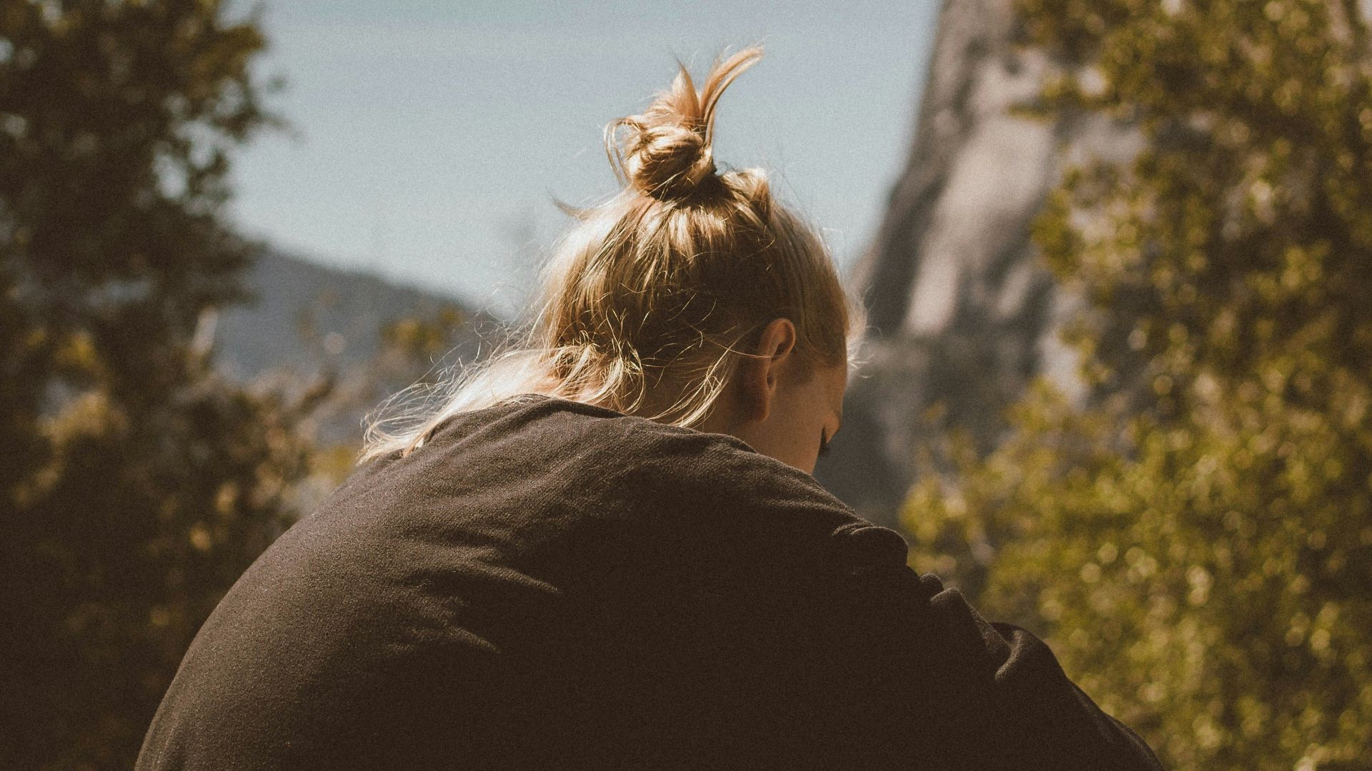 woman sitting near the tree
