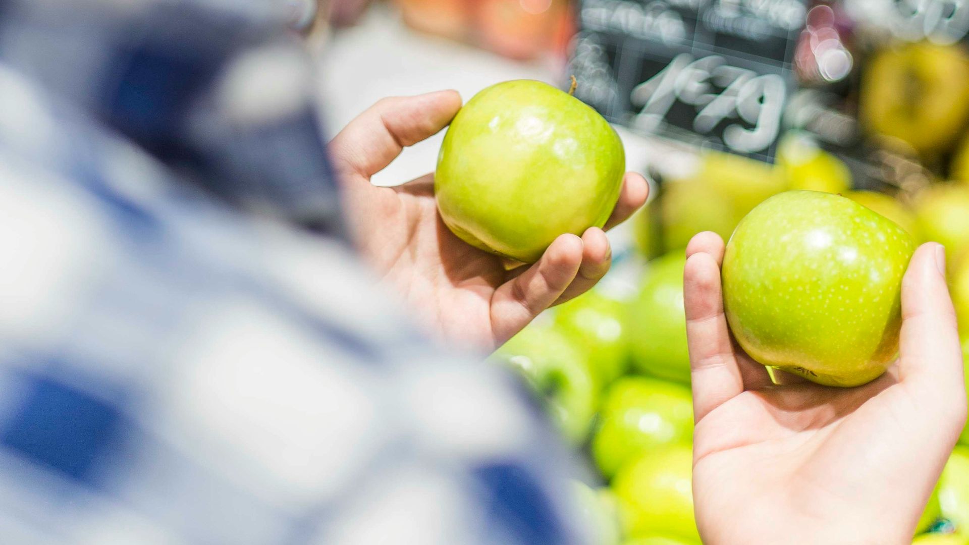 shallow focus photography of red apples