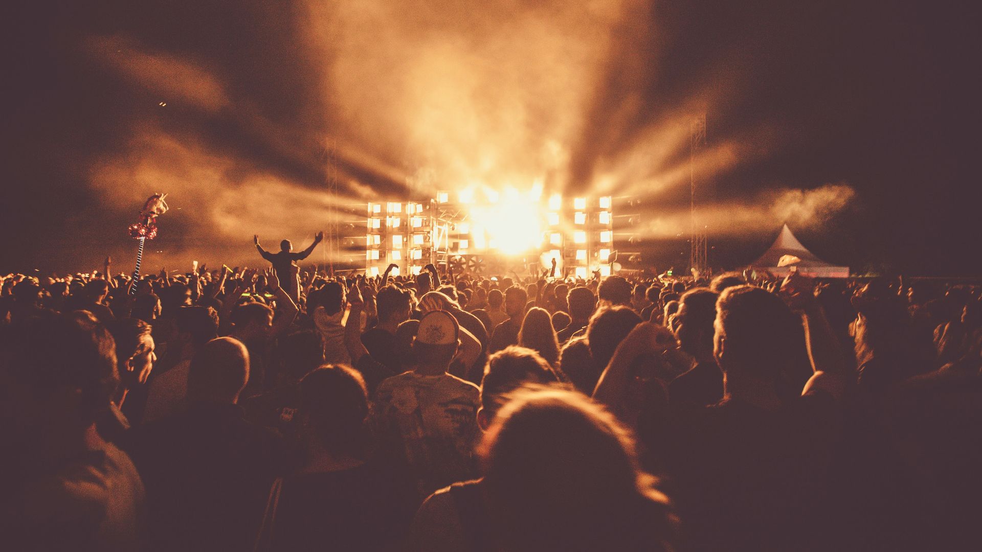 stage light front of audience