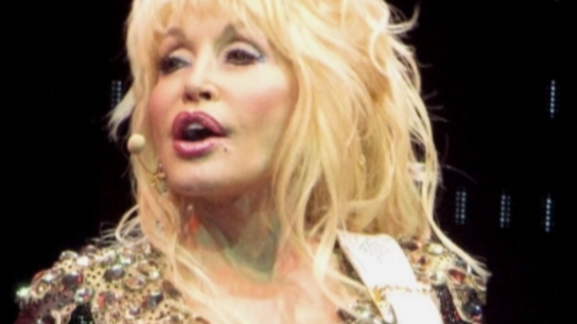File:Dolly Parton @ Lanxess-Arena (Köln).jpg
