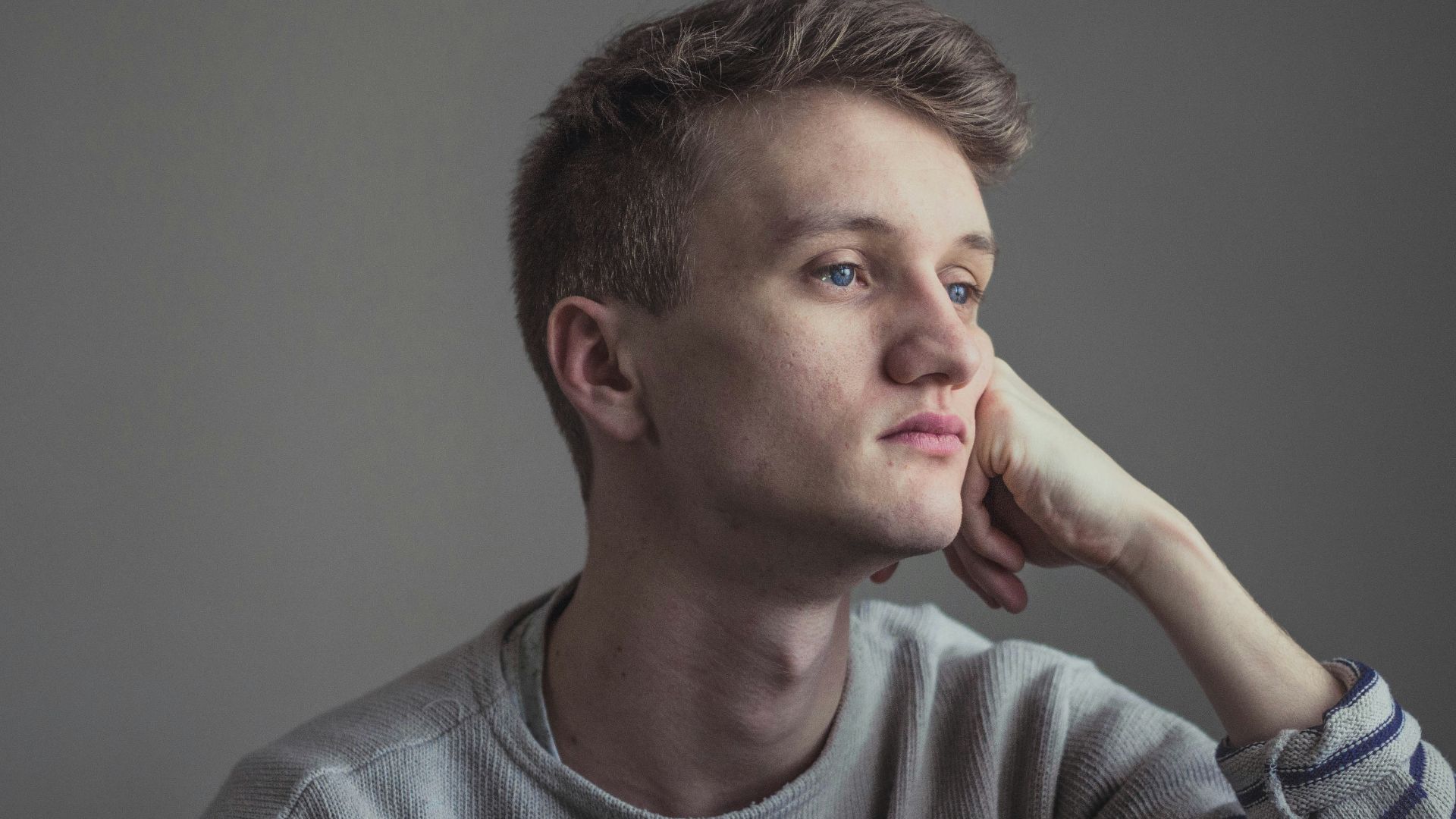 men's gray crew-neck long-sleeve shirt