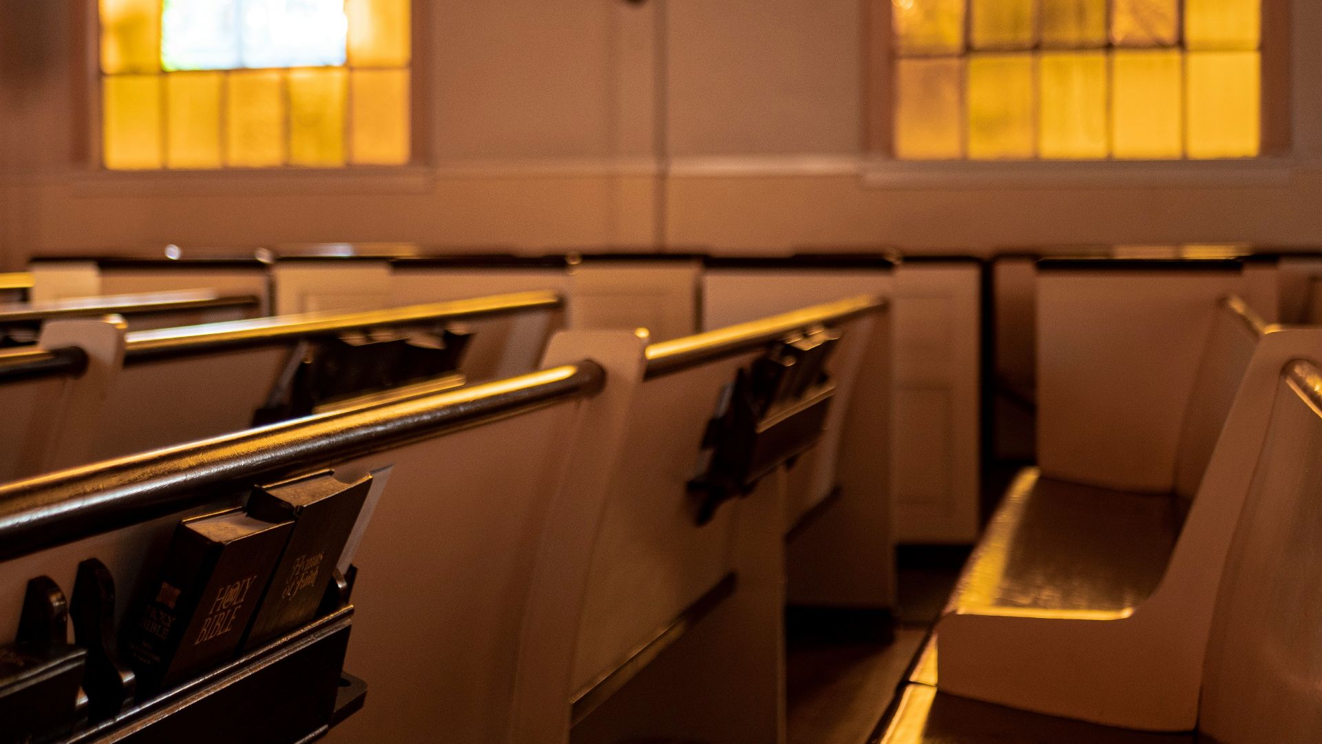 white and brown pew bench