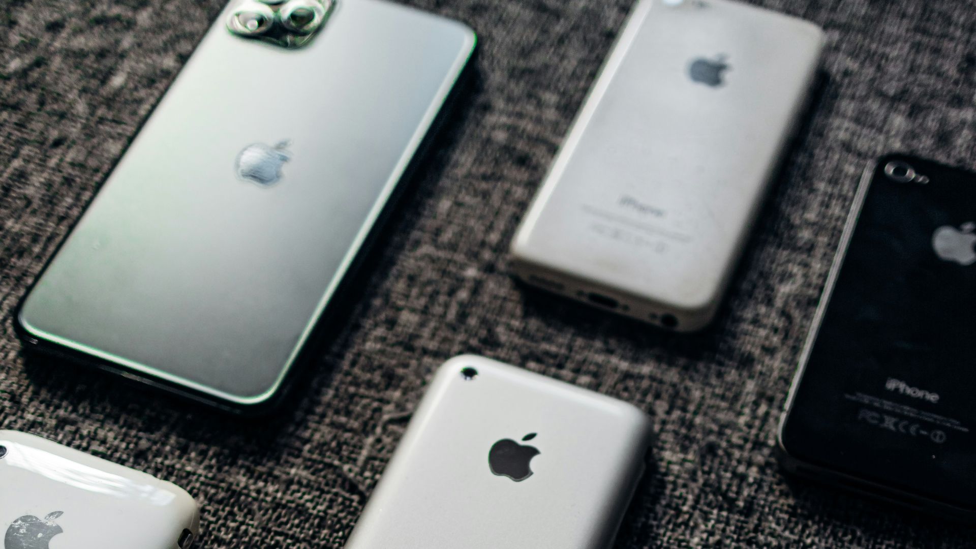 silver iphone 6 and space gray iphone 6