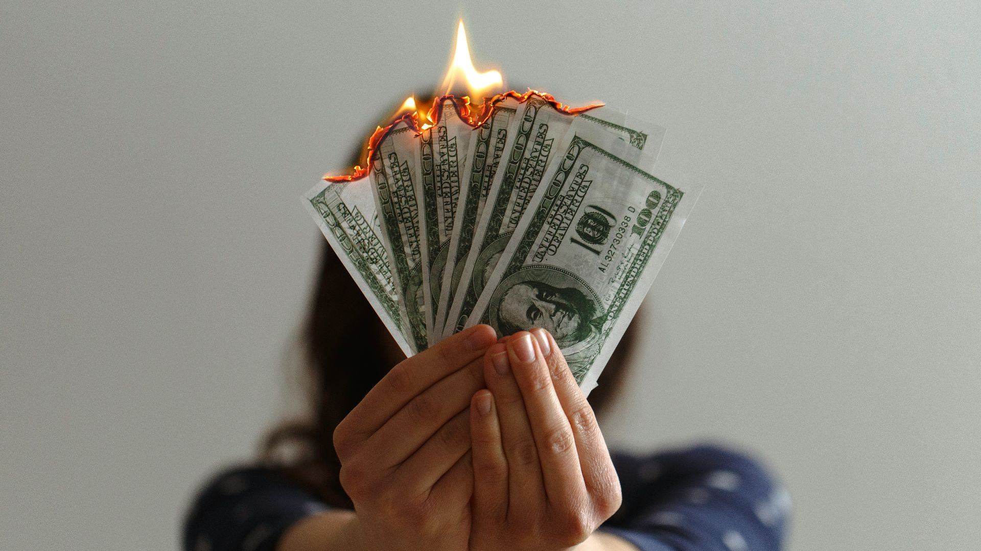 a fan of fake American dollars on fire