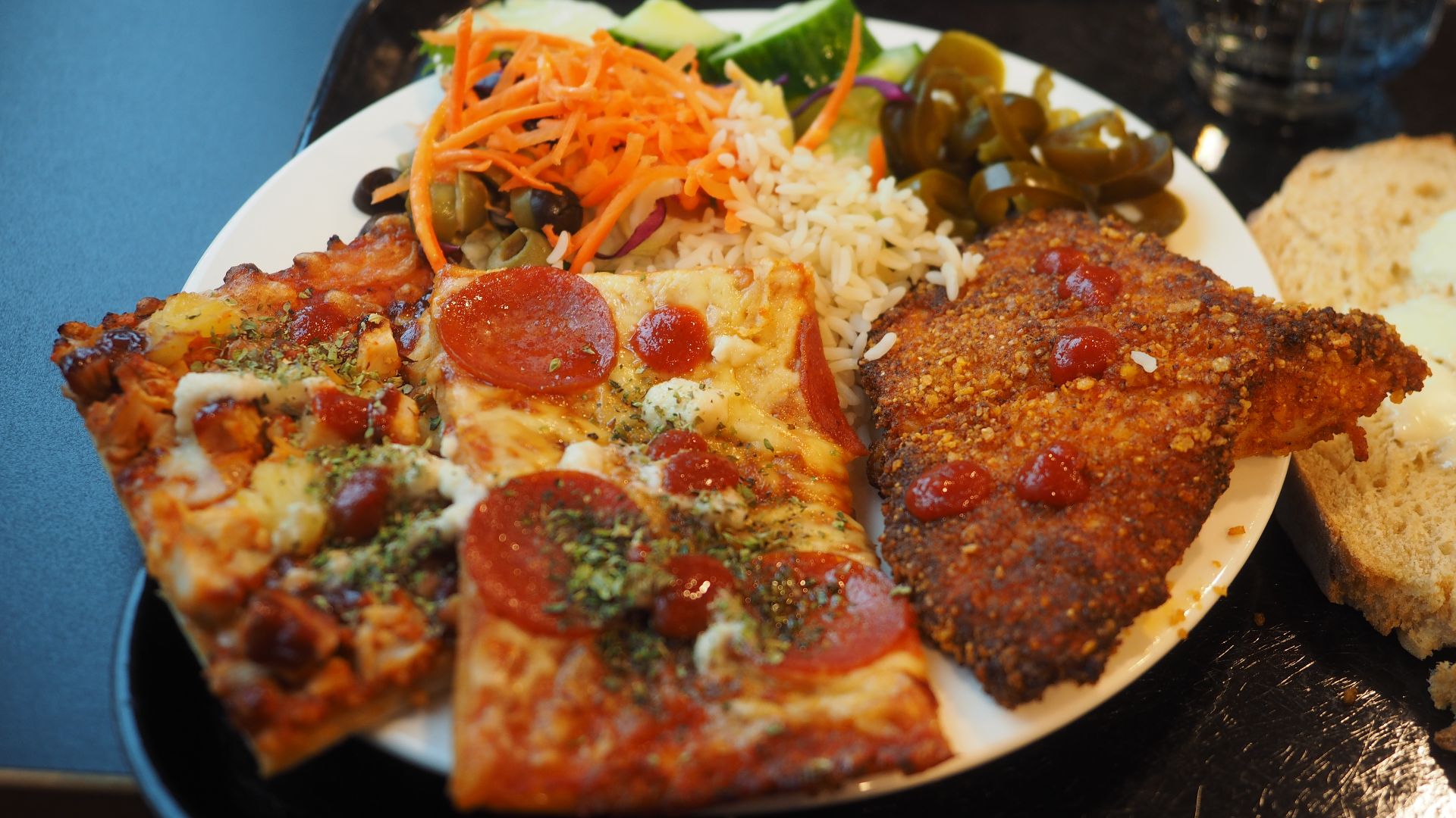 File:Buffet lunch with pizza slices at Antell Martintalo in October 2024.jpg