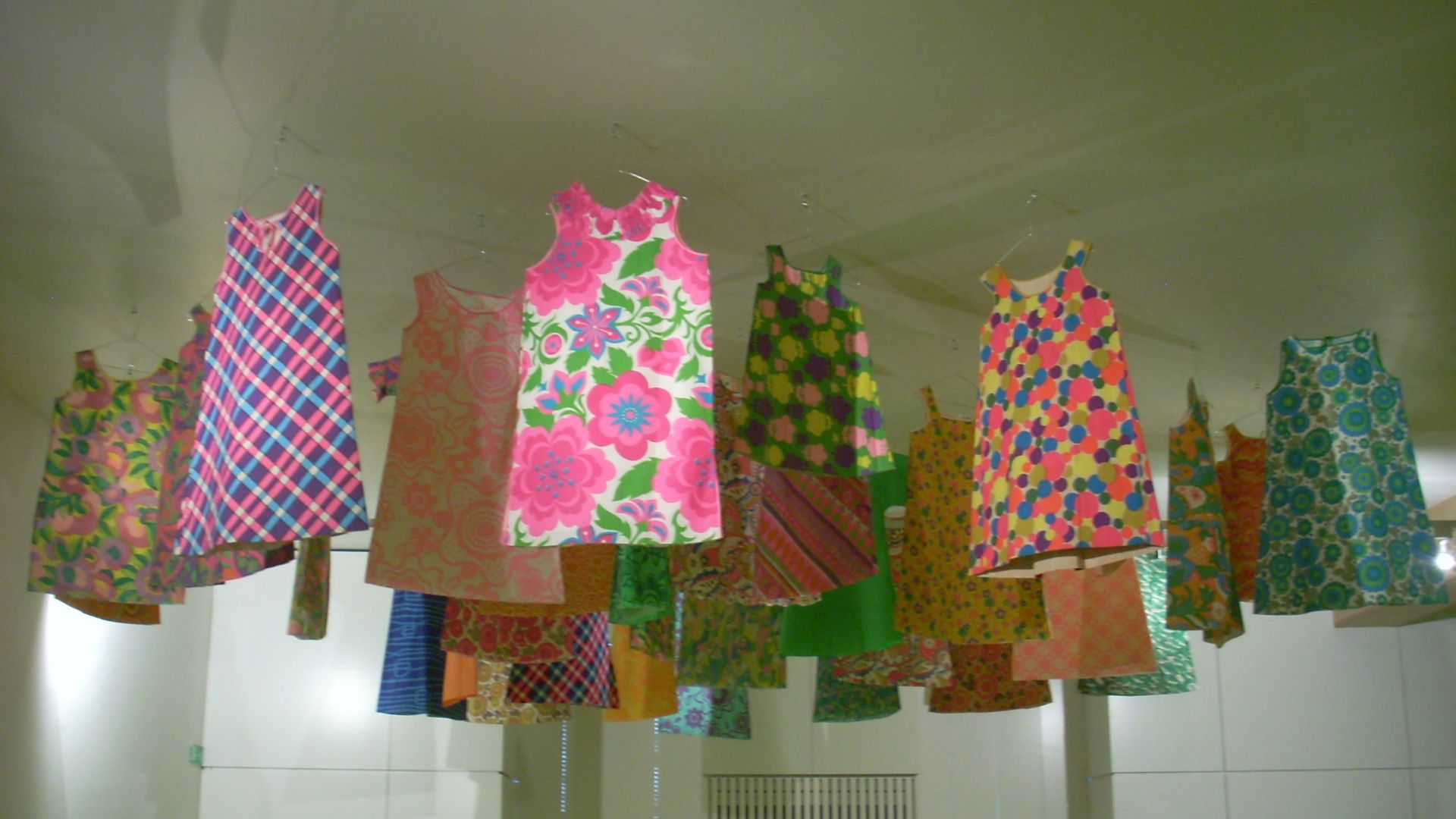 File:1960s paper dresses.jpg