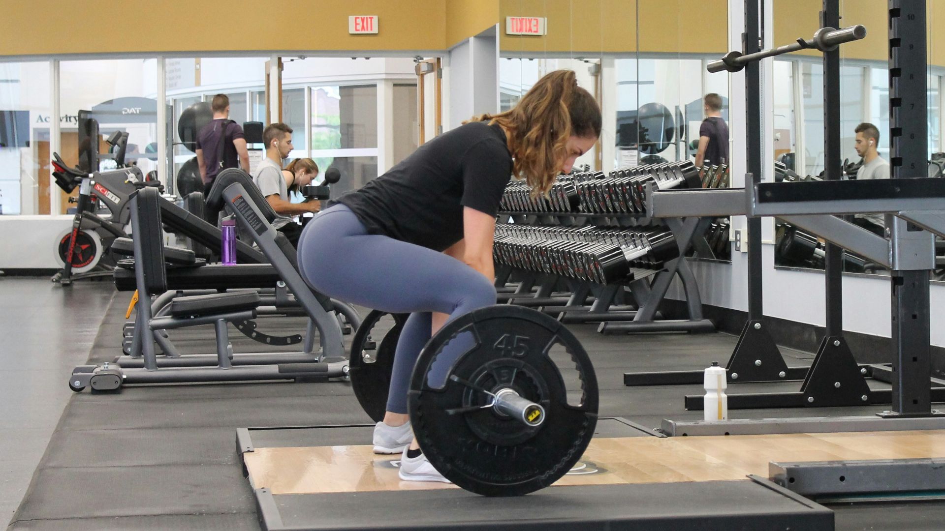 woman lifting barbell