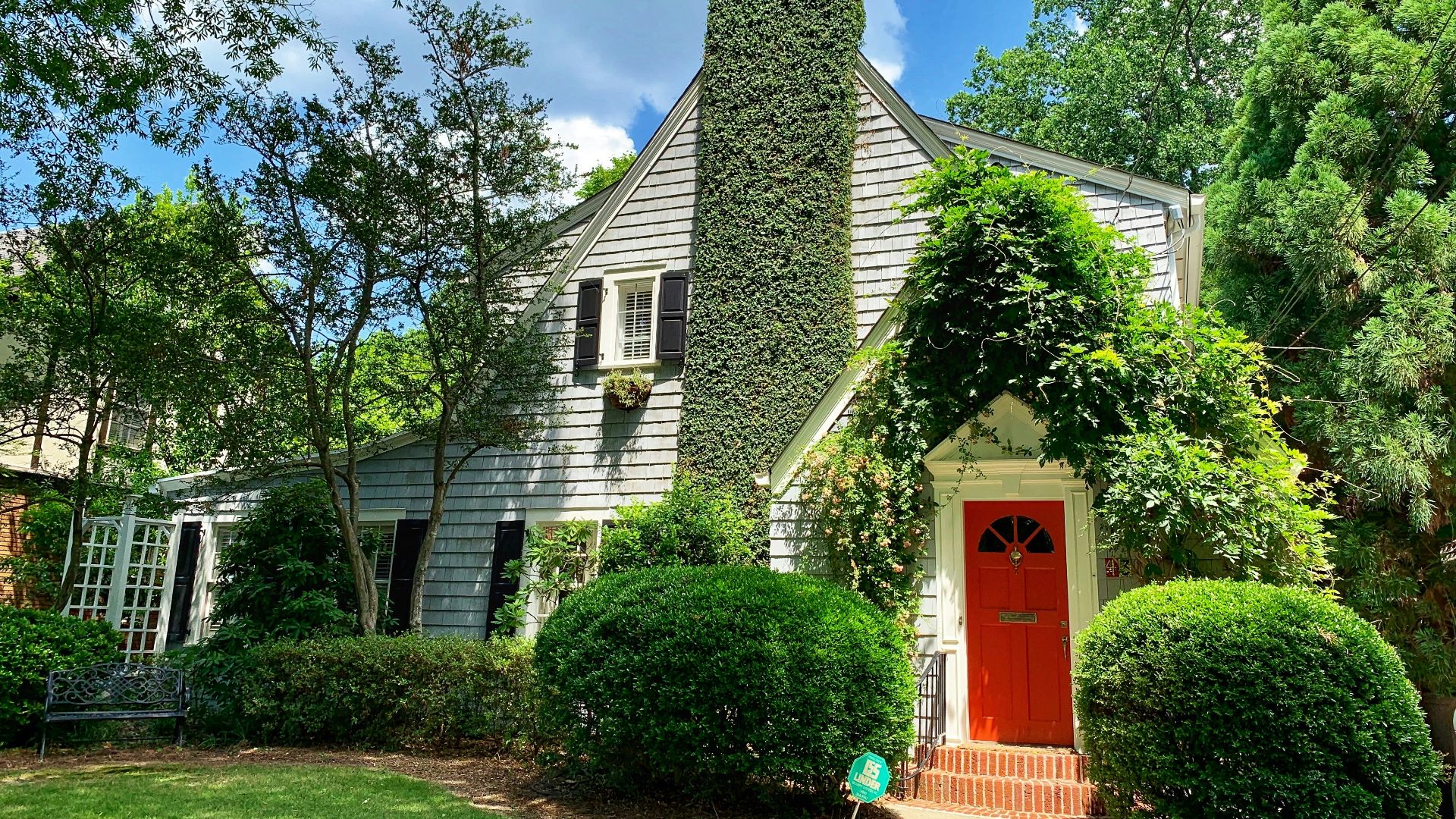 white wooden house during daytime