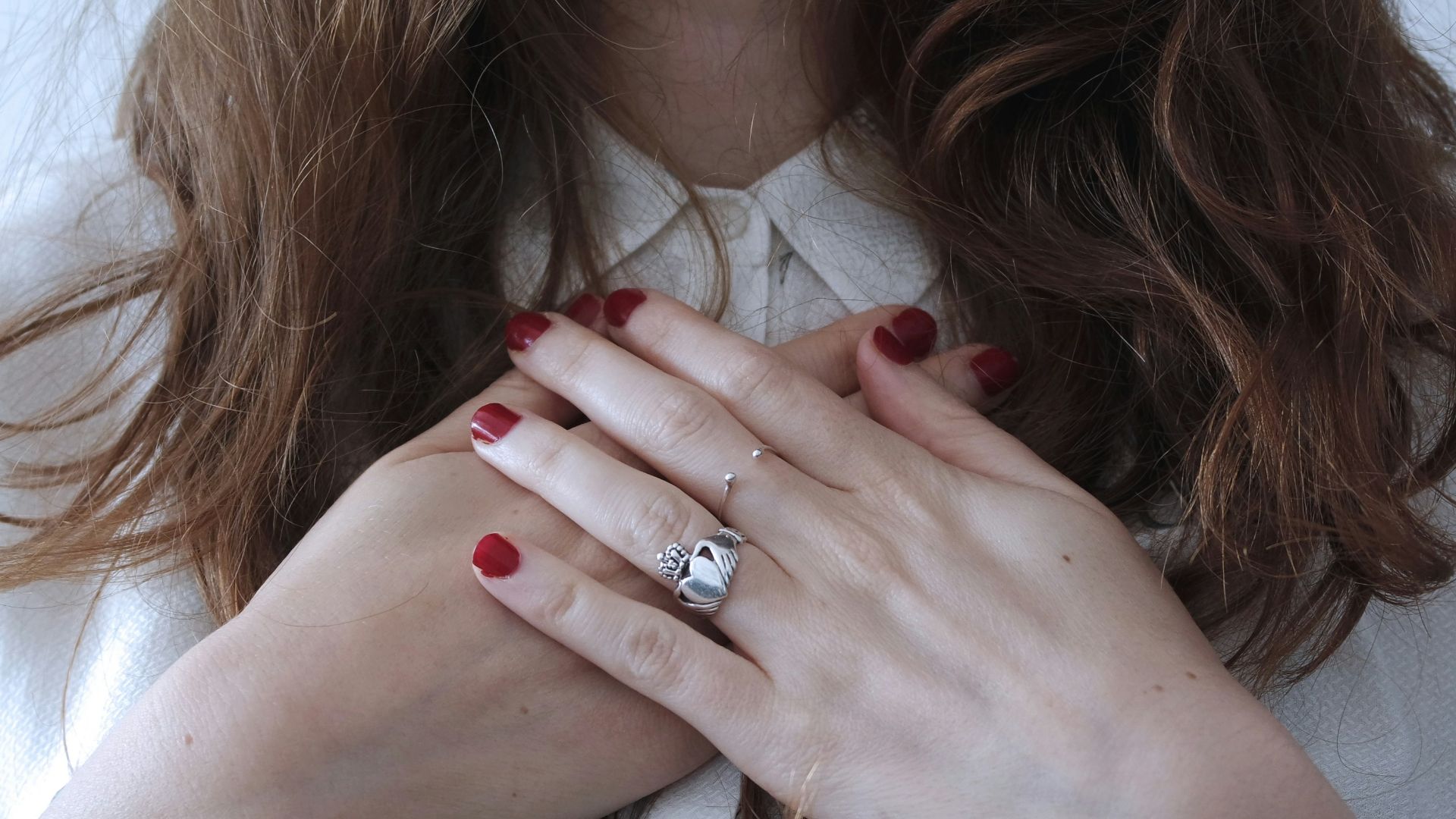 woman wearing silver-colored ring
