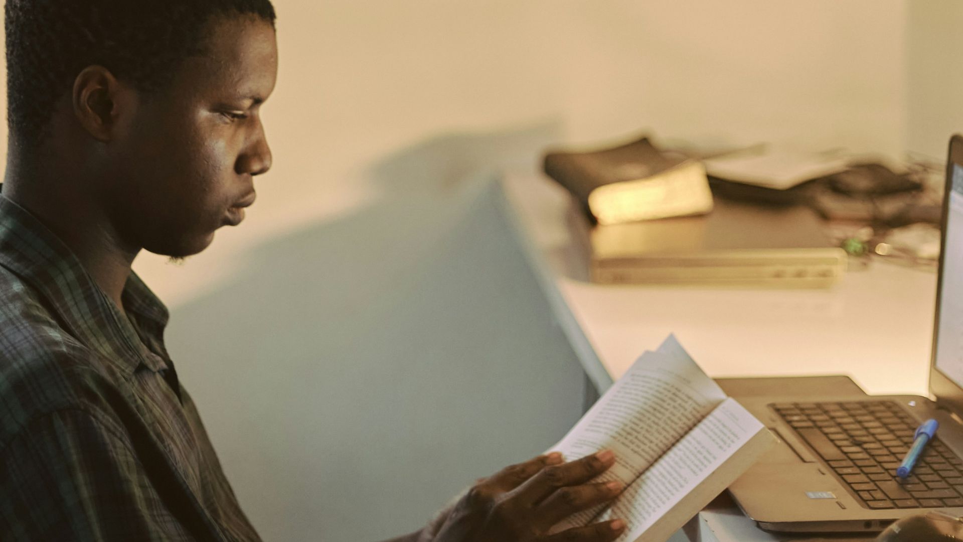 man in black and gray plaid dress shirt sitting on chair