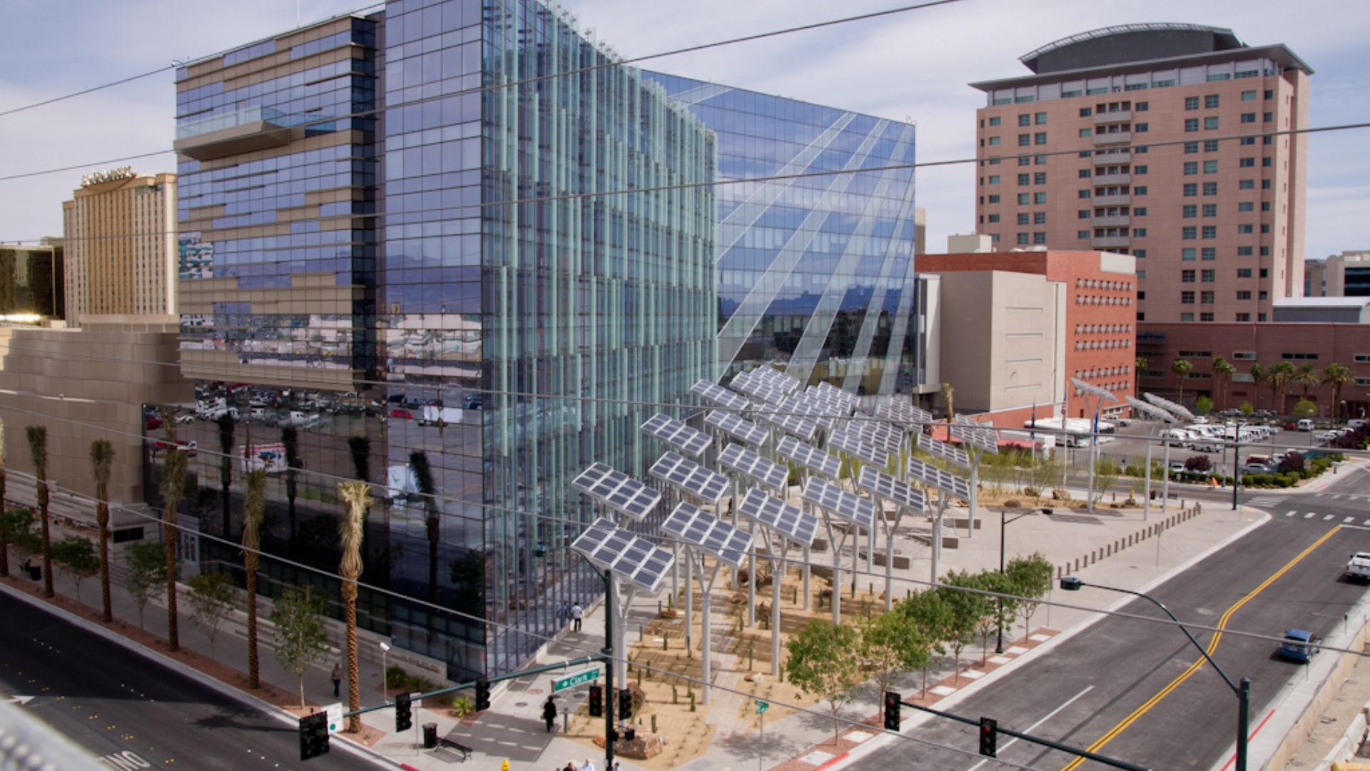 File:Las Vegas City Hall - pony rojo.jpg