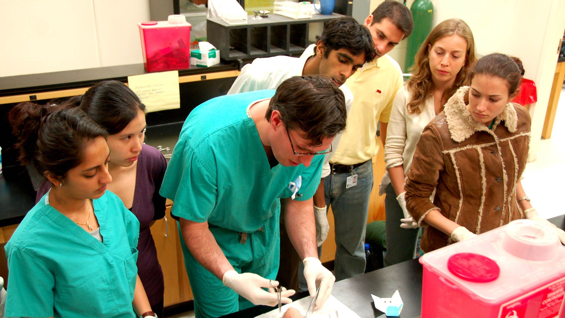 File:Medical students learning about stitches (2760577402).jpg