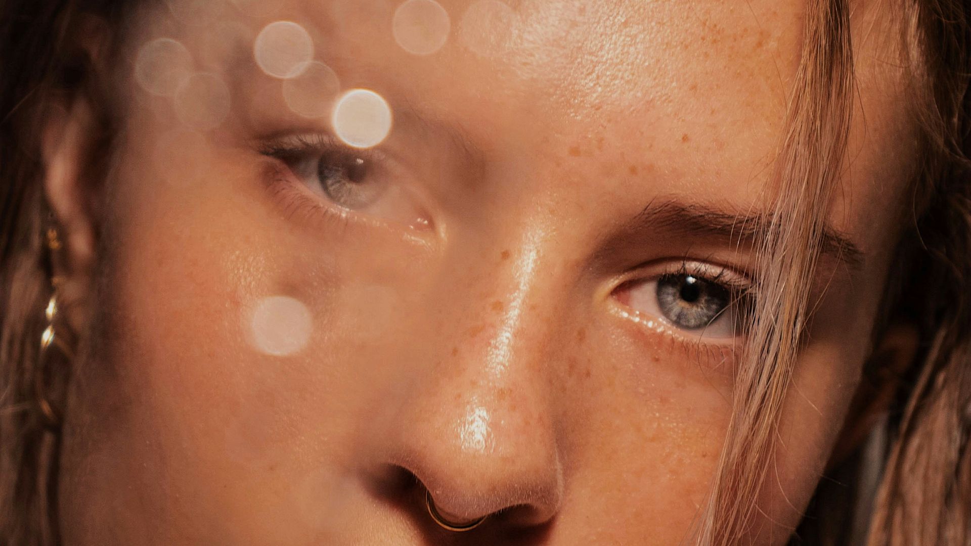 woman with brown hair and brown eyes