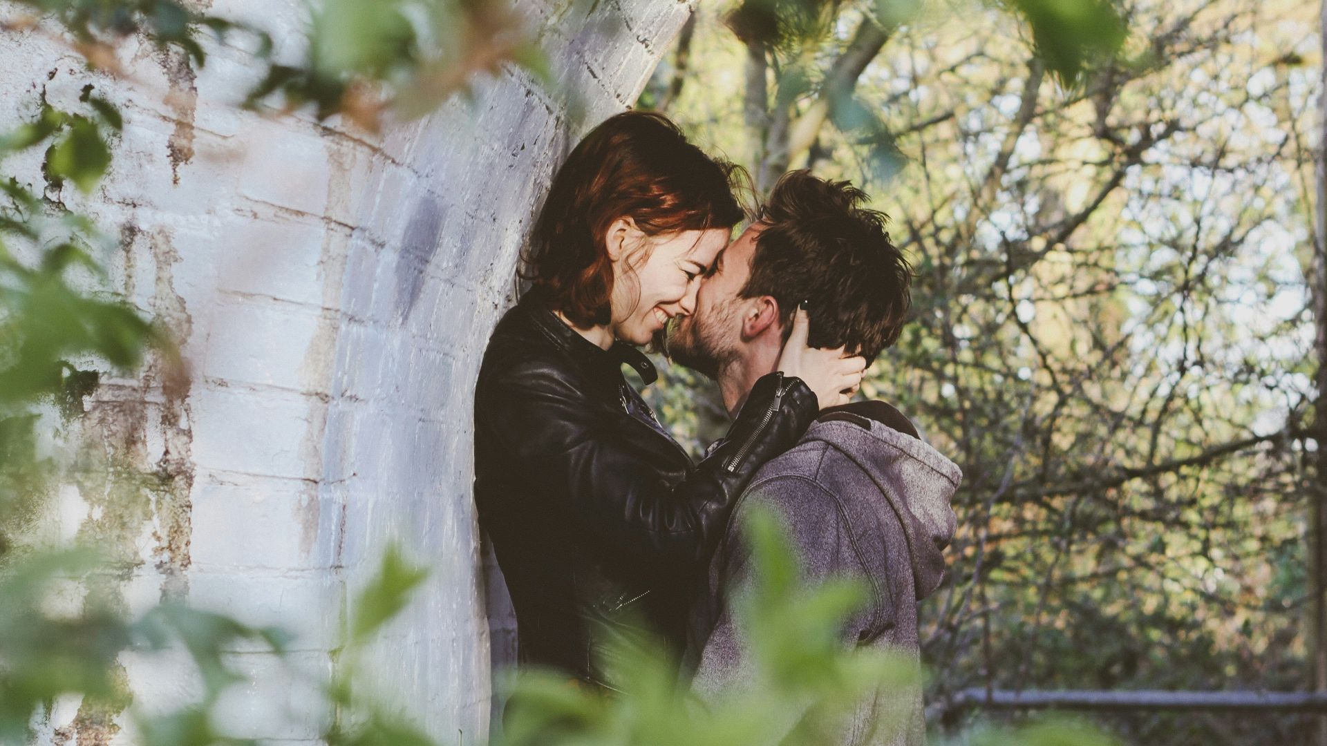 couple kissing photography
