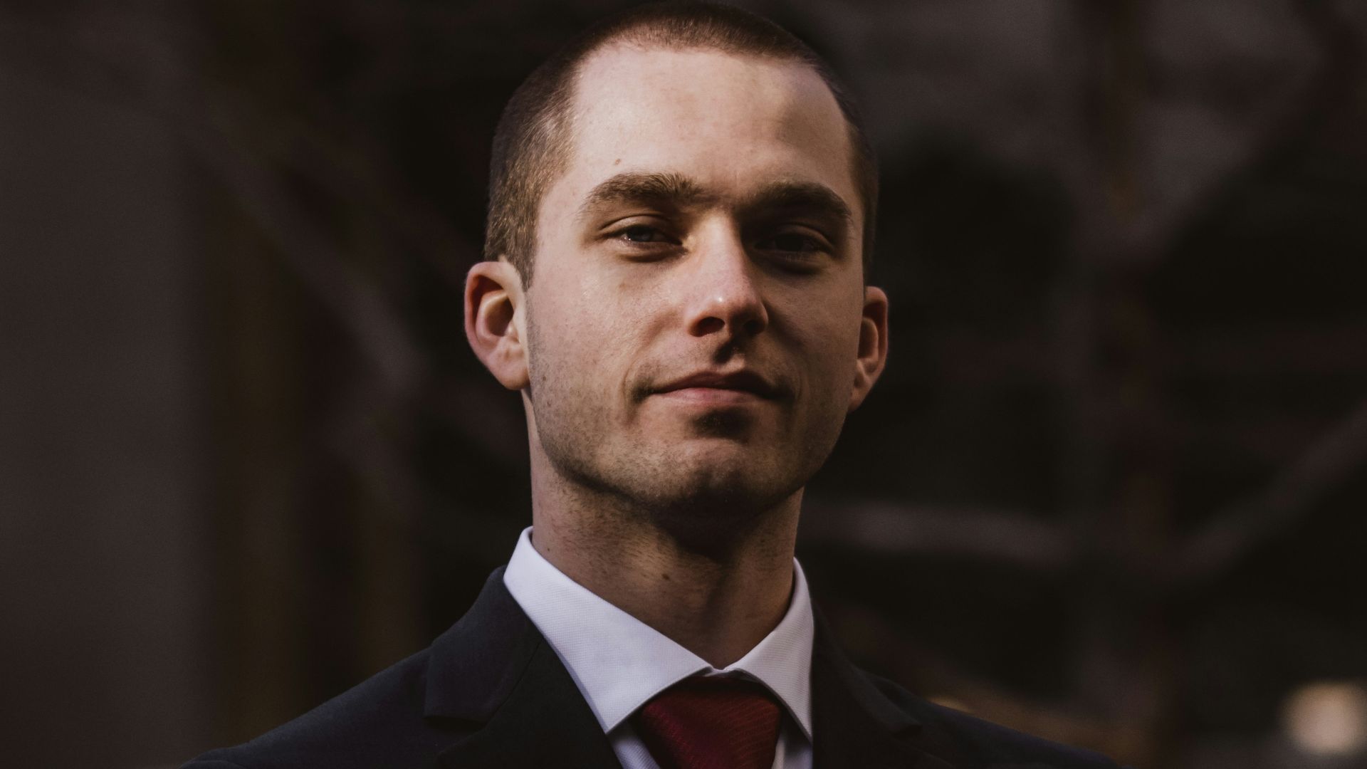 man wearing black notched lapel suit jacket in focus photography