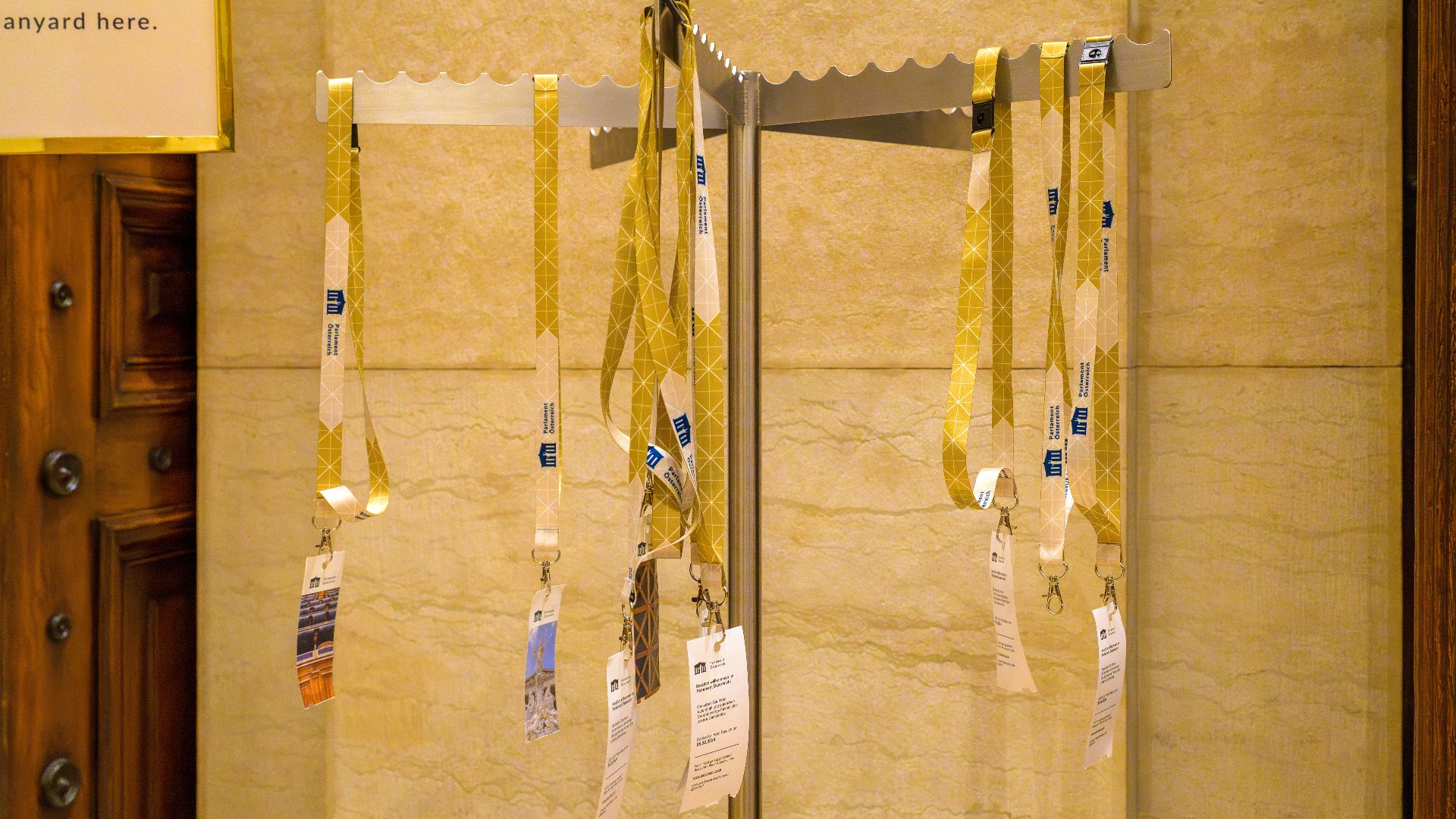 File:Wien Parlament Besucherlanyards-0916.jpg