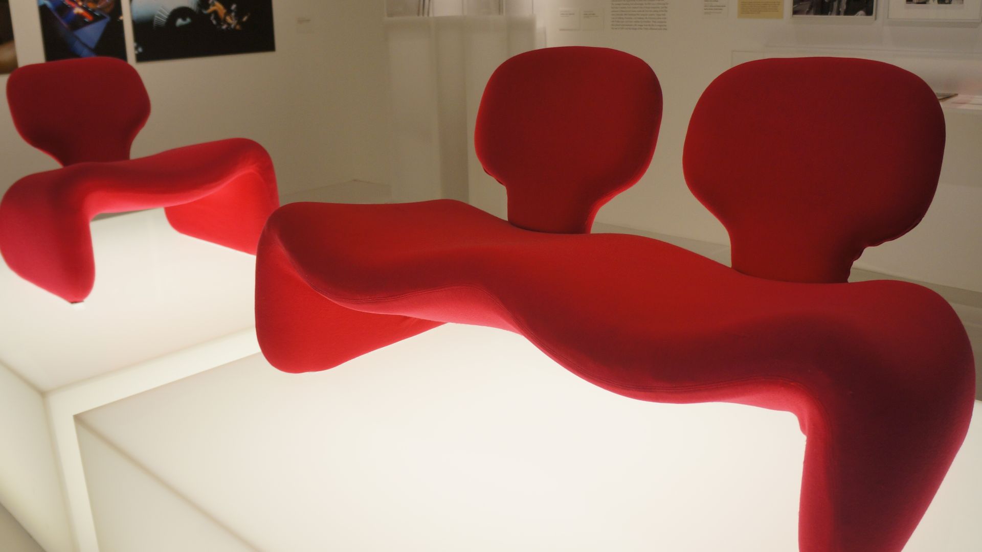 File:Stanley Kubrick The Exhibition - LACMA - 2001 A Space Odyssey - Olivier Mourge Djinn chair and sofa (8998536189).jpg