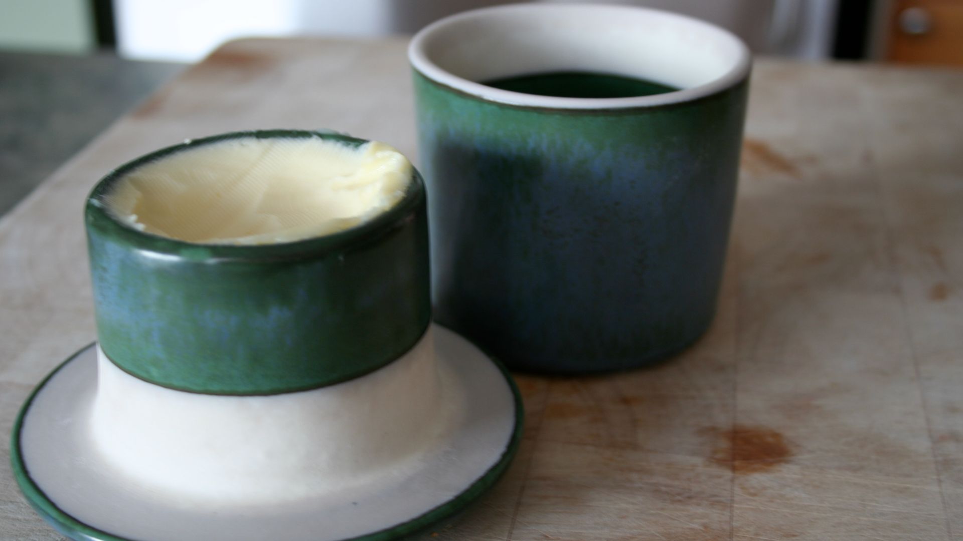 File:French butter bell crock white-and-green.jpg