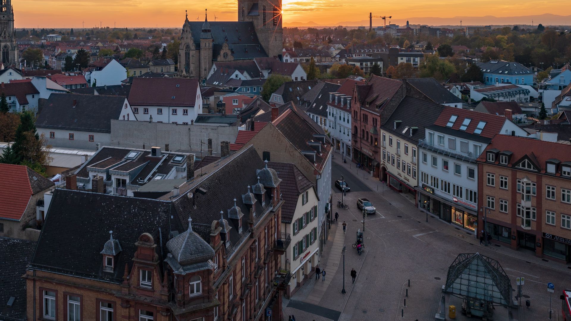 File:Speyer - Altstadt - Altpörtel - Blick auf Gedächtniskirche und St. Joseph mit Sonnenuntergang.jpg