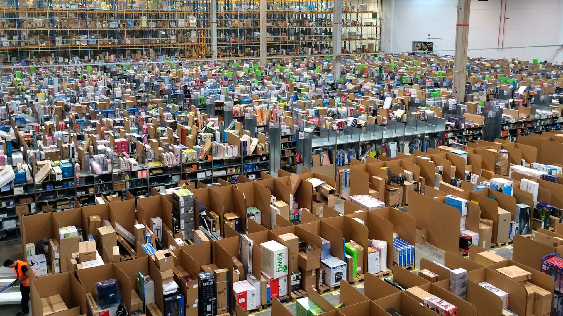File:Amazon España por dentro (San Fernando de Henares).JPG