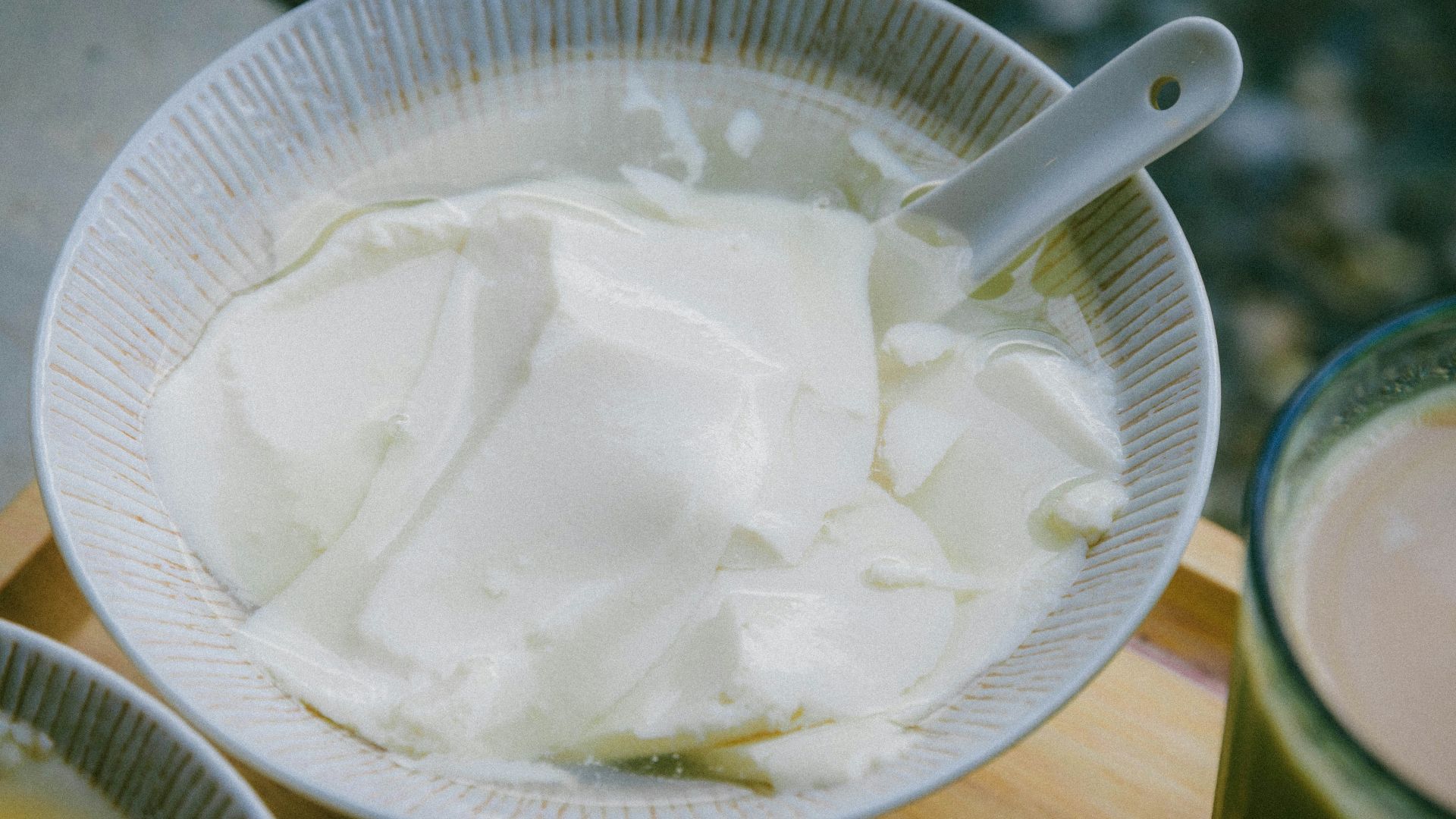 A couple of bowls of food on a table