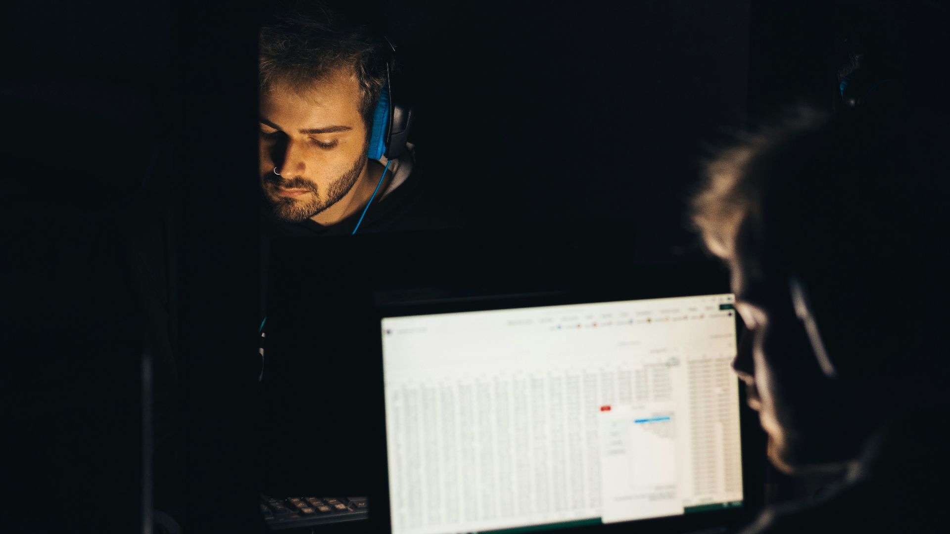 man in black shirt wearing blue goggles