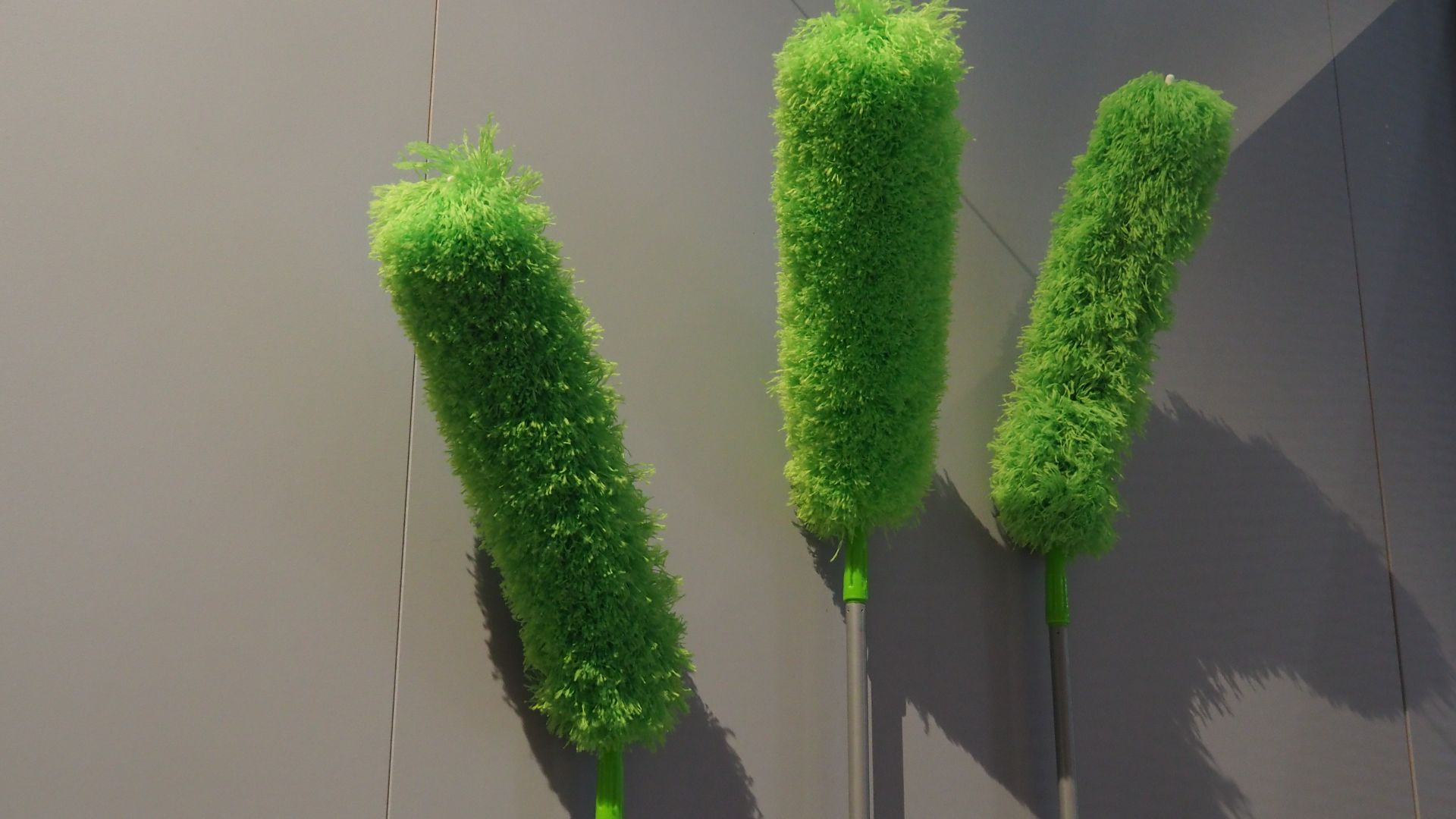 File:NL21-167 microfiber-feather-dusters.jpg