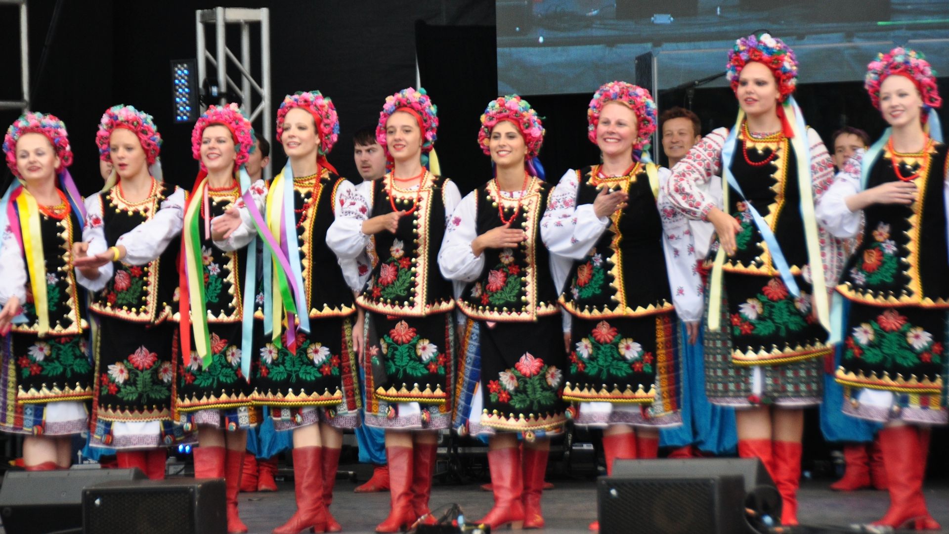 File:Kalyna Performing Arts Company at the BWF 2014.jpg