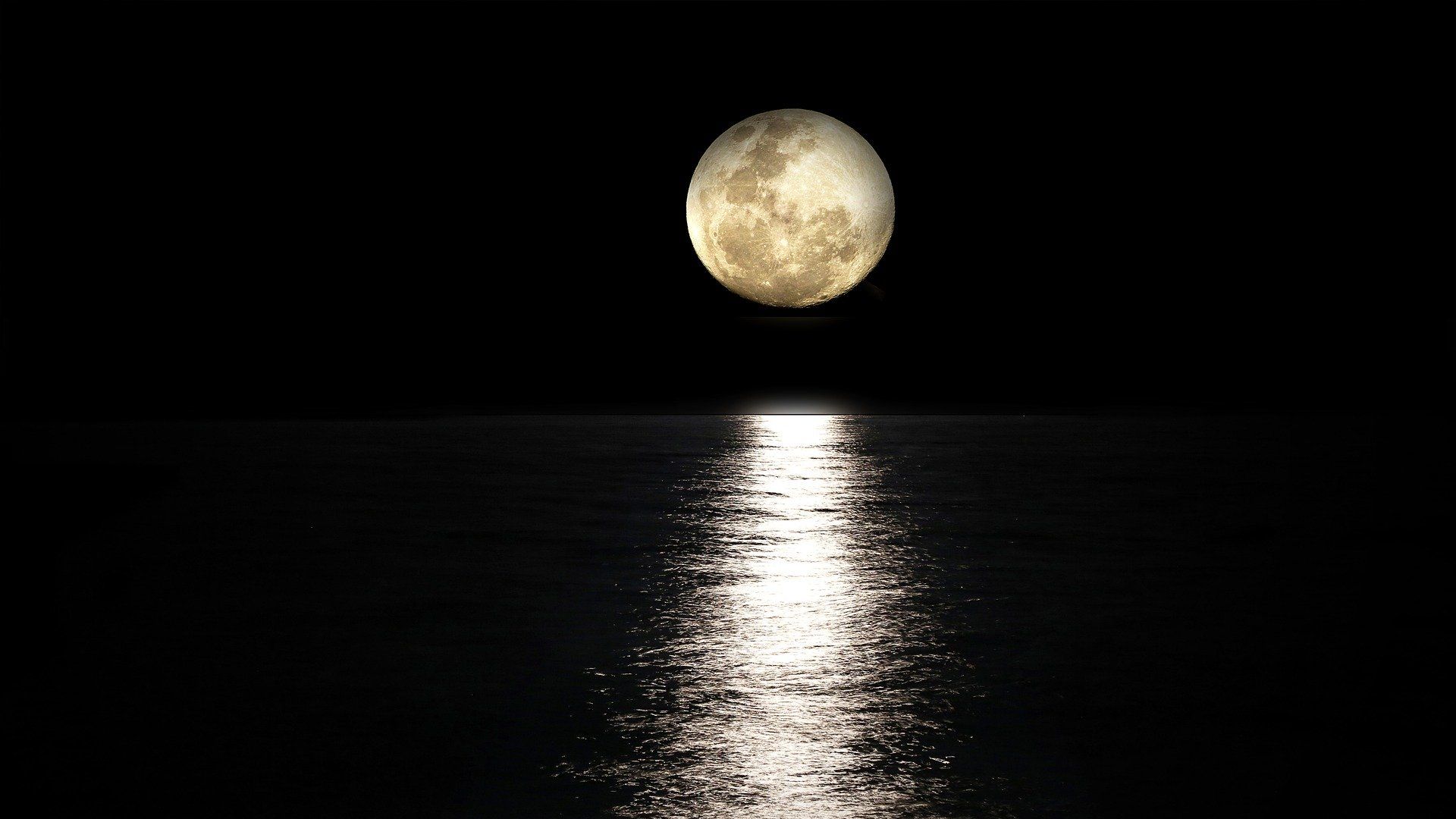 File:Full moon on the view from sea.jpg