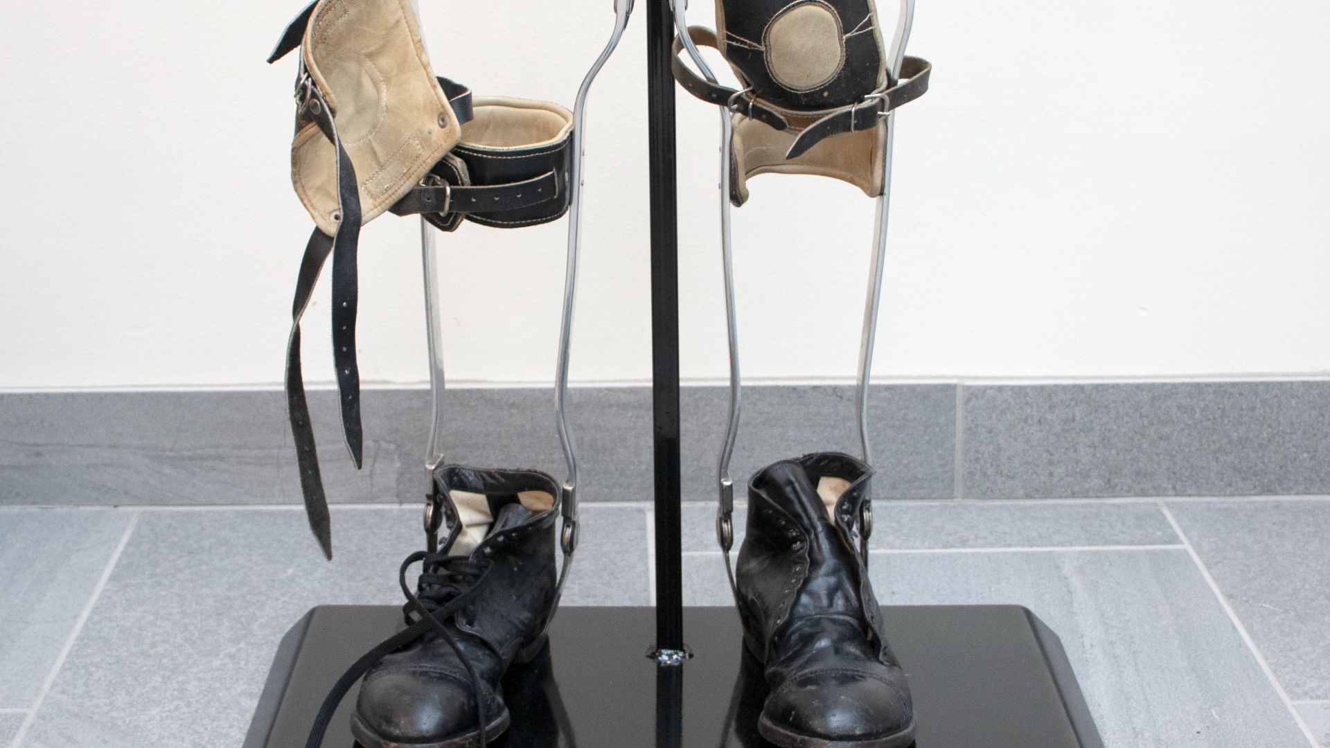 File:Leg Braces - DPLA - 40a4f50fc46a6c810633dd48853ef475.jpg