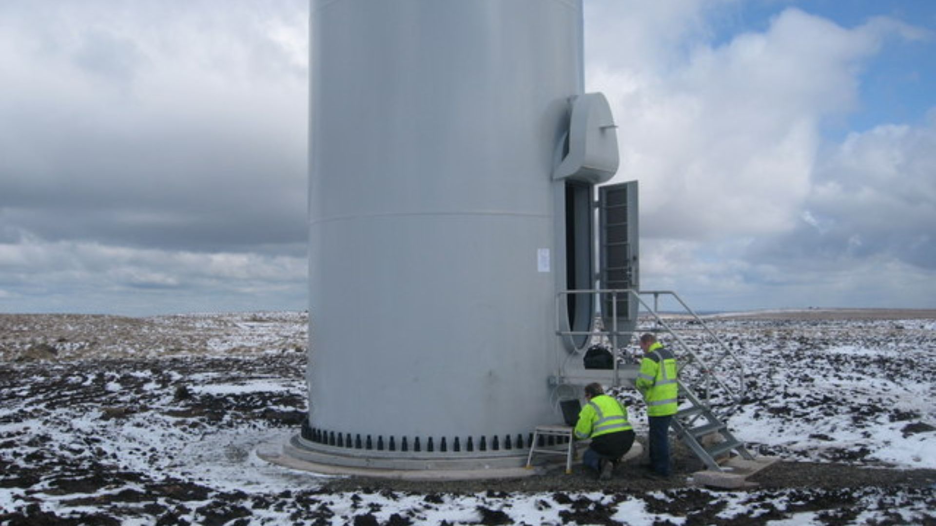 File:Turbine Tower No 25 undergoing final testing - geograph.org.uk - 754154.jpg