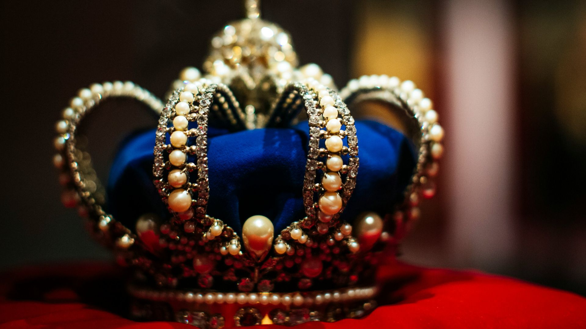 gold and blue crown
