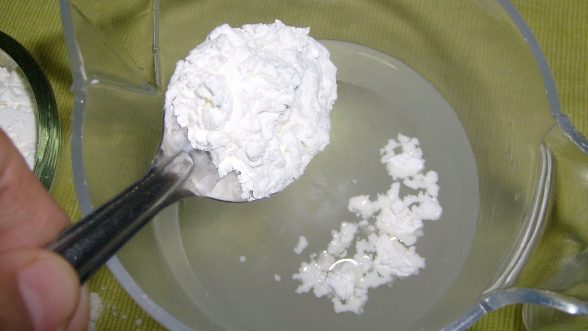 File:Cornstarch mixed with water.jpg