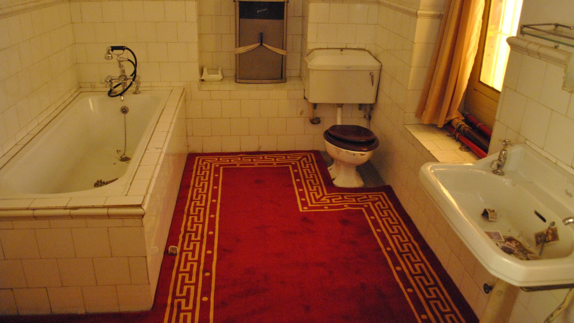 File:Bathroom at Norbulingka.jpg