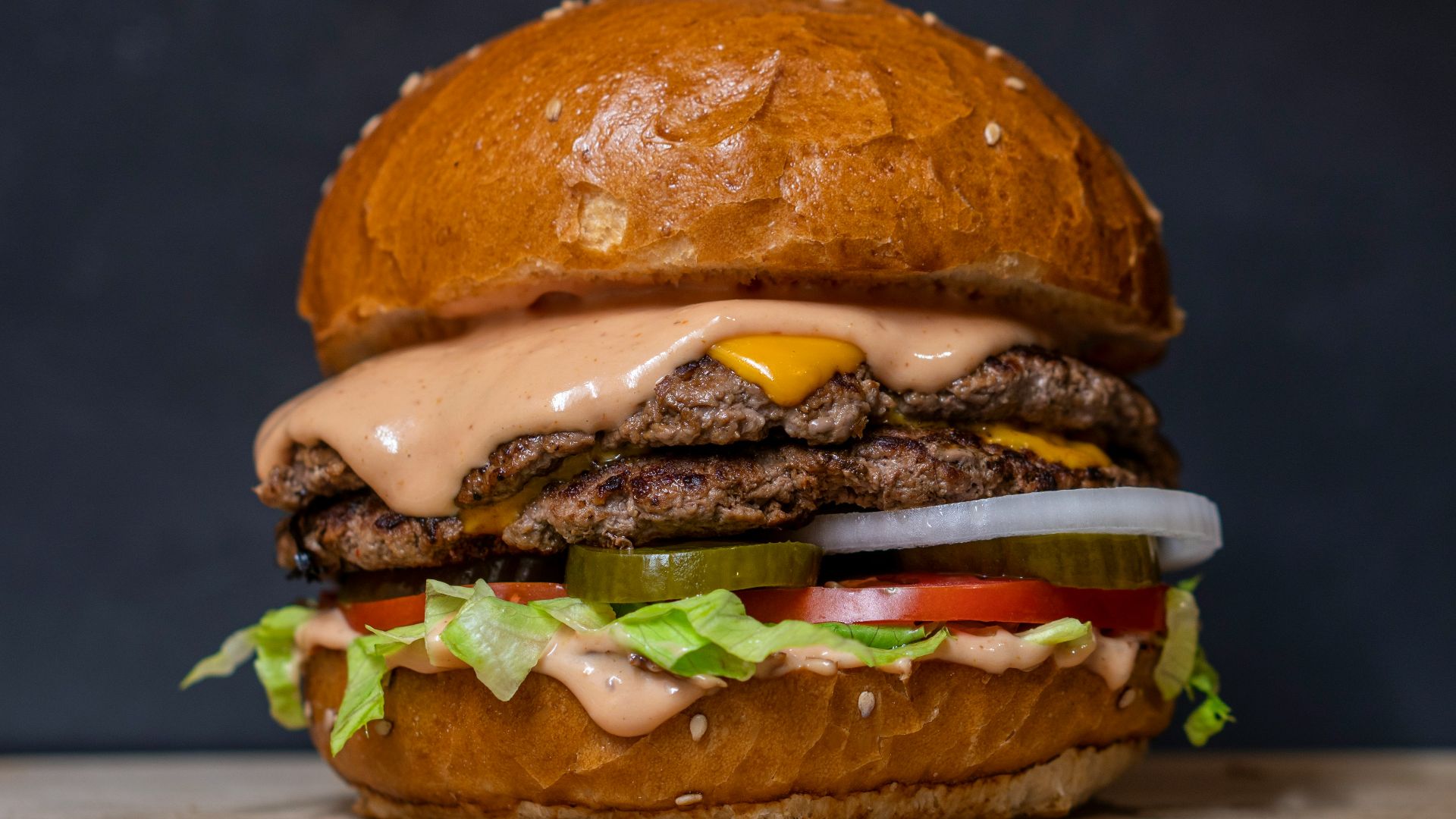 burger with lettuce and tomatoes