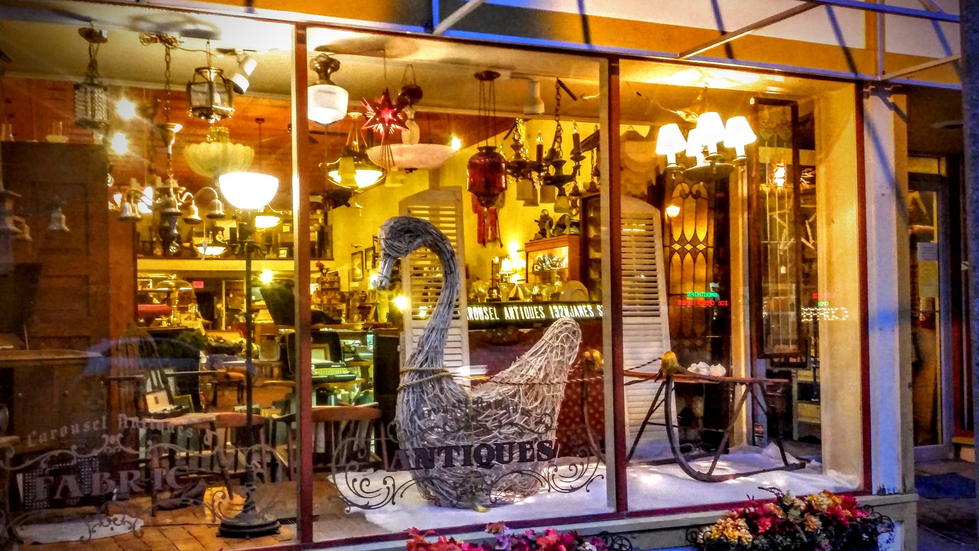 File:Antiques in Columbus Wisconsin.jpg