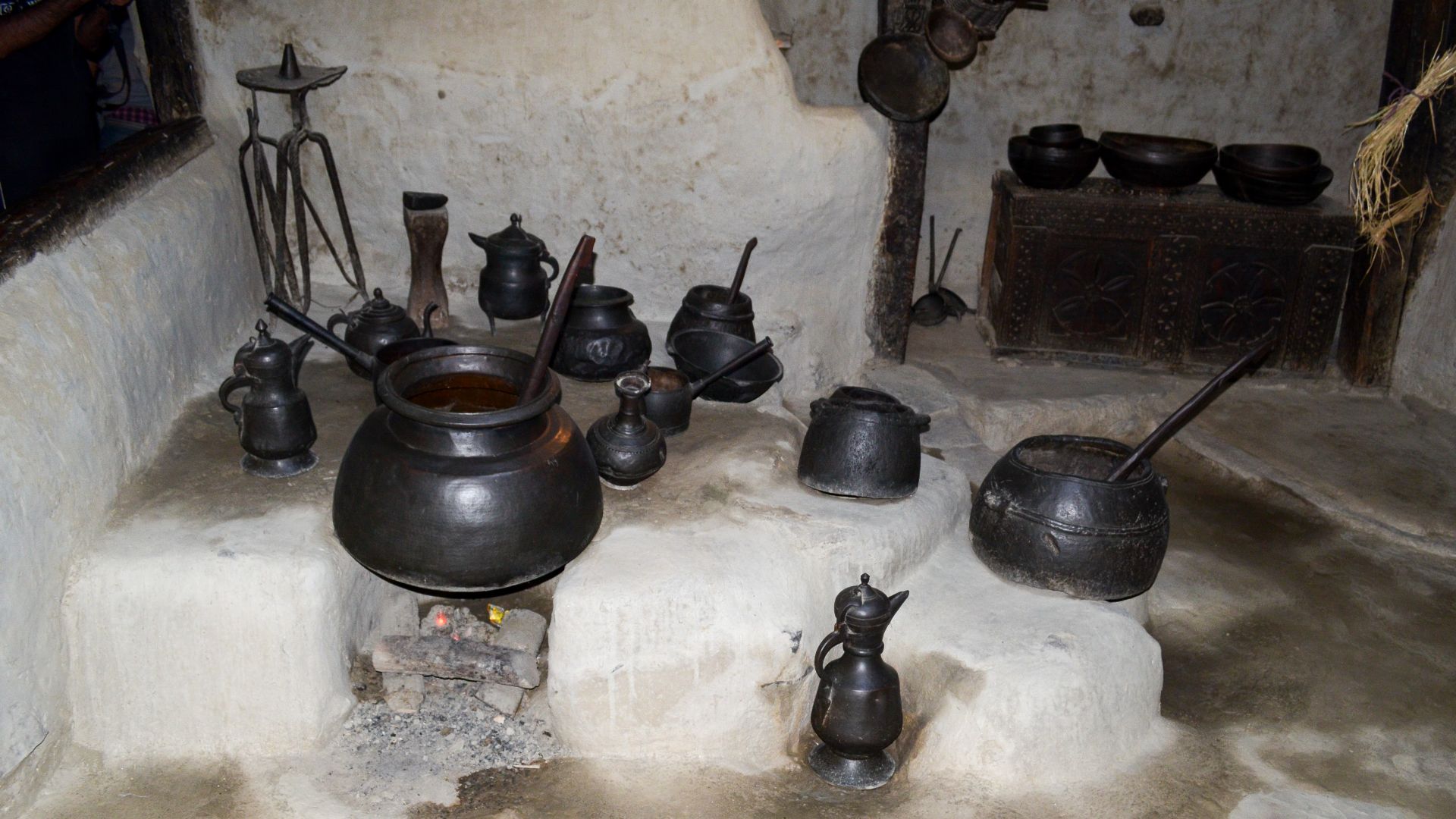 File:Antique Pottery inside Baltit Fort.jpg