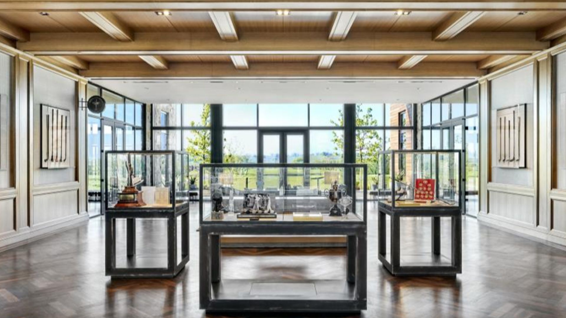 File:Richard Metz donated antique golf clubs at the Fields Ranch clubhouse, Frisco, TX.png