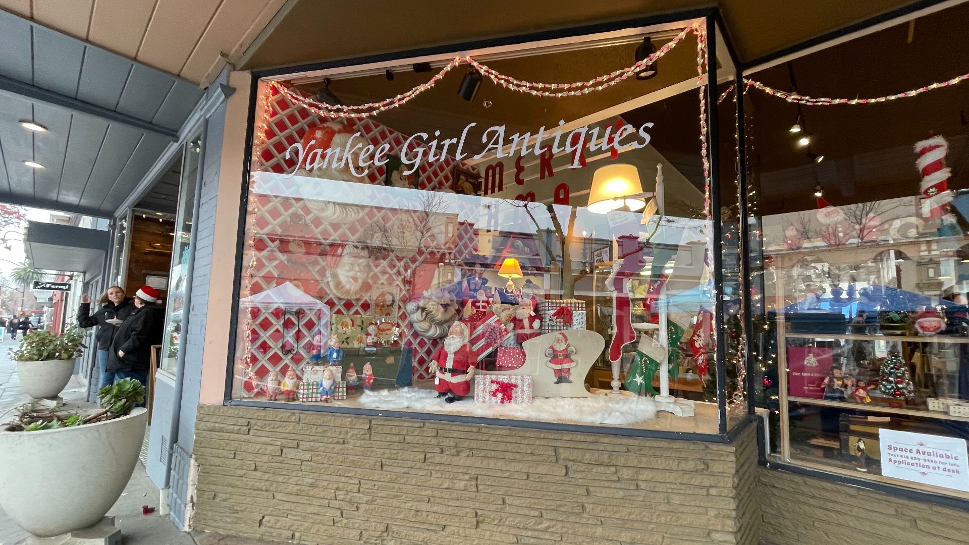 File:Yankee Girl Antiques, Petaluma, California - December 2022 - Sarah Stierch.jpg