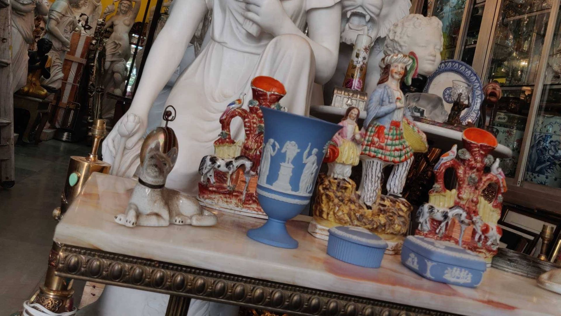 File:Antique items at a curio shop in Colaba, Mumbai, India, photo taken on February 19, 2019.jpg